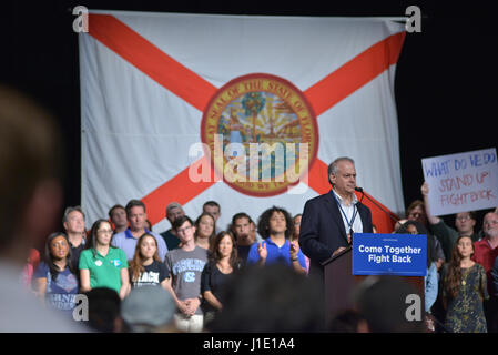 Miami, Florida, Stati Uniti d'America. Xix Apr, 2017. Presidente della Florida Partito Democratico Stephen Bittel durante un evento che in primo piano sedia DNC Tom Perez e il Sen. Bernie Sanders (I-VT) durante il loro "Venite insieme e combattere indietro " tour presso il James L Knight Center su Aprile 19, 2017 a Miami in Florida. Il sig. Perez e il Sen. Bernie Sanders (I-VT) ha parlato su argomenti di aumentare il salario minimo, pay equity per le donne, rendendo pubbliche scuole e università di corsi gratuiti e completo di riforma dell immigrazione e la riforma fiscale. Credito: MediaPunch Inc/Alamy Live News Foto Stock