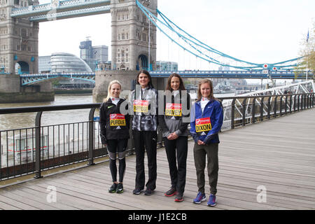 Il Tower Bridge, Regno Unito. Xx Apr, 2017. Runner britannica Charlotte Purdue, Susan Partridge, Jo Pavey e Alyson Dixon frequentare un photocall da Tower Bridge davanti alla Vergine denaro maratona di Londra domenica 23 aprile 2017 Credit: Keith Larby/Alamy Live News Foto Stock