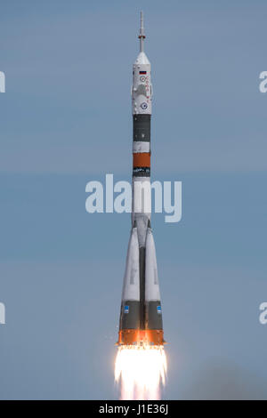 Baikonur in Kazakhstan. Xx Apr, 2017. Il russo Soyuz MS-04 navicella spaziale di blasti dal cosmodromo di Baikonur launch pad che trasportano Expedition 51 equipaggio alla Stazione Spaziale Internazionale il 20 aprile 2017 di Baikonur in Kazakhstan. Cosmonauta russo Fyodor Yurchikhin e astronauta americano Jack Fischer iniziano a quattro e una metà mese missione il laboratorio orbitante. Credito: Planetpix/Alamy Live News Foto Stock