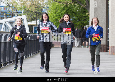 Londra, Regno Unito. Xx Apr, 2017. L-R: Charlotte Purdue, Susan Partridge, Jo Pavey e Alyson Dixon. Photocall con la Elite runner britannica davanti alla Vergine denaro maratona di Londra che si svolge il 23 aprile 2017. Credito: Bettina Strenske/Alamy Live News Foto Stock