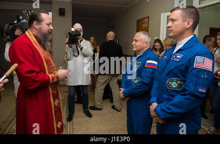 Baikonur in Kazakhstan. Xx Apr, 2017. Cosmonauta russo Fyodor Yurchikhin, centro e compagno di equipaggio astronauta americano Jack Fischer, destra, ricevere la tradizionale benedizione di un sacerdote ortodosso al cosmonauta Hotel prima di salire a bordo del russo Soyuz MS-04 navicella spaziale al cosmodromo di Baikonur Aprile 19, 2017 di Baikonur in Kazakhstan. I due membri della Expedition 51 iniziano a quattro e una metà mese missione equipaggio alla Stazione spaziale internazionale. Credito: Planetpix/Alamy Live News Foto Stock