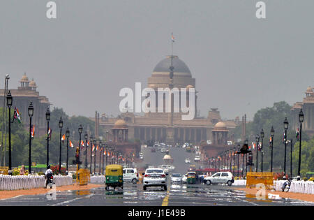 (170420) -- NEW DELHI, India, 20 aprile 2017 (Xinhua) -- Mirage appare sul Rajpath su asfalto riscaldato in New Delhi, India, 20 aprile 2017. Temperatura è salita a 43 gradi centigradi giovedì nella città capitale, indicando sostenere calore estivo in India del nord. (Xinhua)(rh) Foto Stock