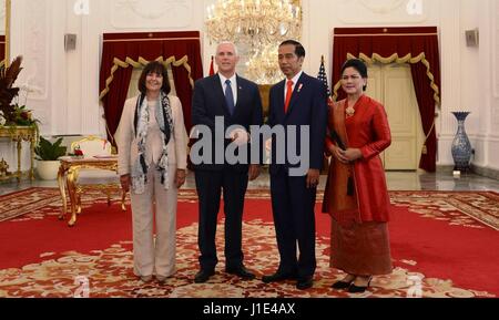 Jakarta, Indonesia. Xx Aprile, 2017. Il Presidente indonesiano Joko Widodo e sua moglie Iriana benvenuti U.S. Vice Presidente Mike Pence e sua moglie Karen Merdeka Palace Aprile 20, 2017 a Jakarta, Indonesia. Credito: Planetpix/Alamy Live News Foto Stock