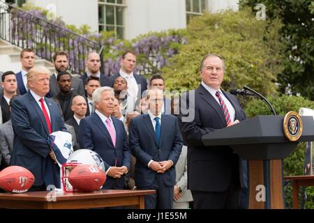 Washington, Stati Uniti d'America. Xix Apr, 2017. New England Patriots Coach Bill Belichick offre commento durante la tradizionale visita da vincente il Super Bowl football team sul prato Sud della Casa Bianca Aprile 19, 2017 in Washington, DC U.S. Presidente Donald Trump e proprietario del team Robert Kraft guardare da dietro. Credito: Planetpix/Alamy Live News Foto Stock