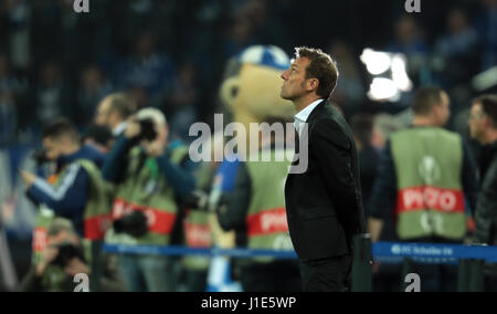 Gelsenkirchen (Germania). Xx Apr, 2017. Schalke coach Markus Weinzierl mostrato prima della UEFA Europa League quarti di finale 2 gamba partita di calcio tra FC Schalke 04 e Ajax Amsterdam in la Veltins Arena di Gelsenkirchen, Germania, 20 aprile 2017. Foto: Ina Fassbender/dpa/Alamy Live News Foto Stock