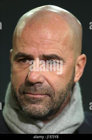 Gelsenkirchen (Germania). Xx Apr, 2017. Amsterdam coach Peter Bosz mostrato prima della UEFA Europa League quarti di finale 2 gamba partita di calcio tra FC Schalke 04 e Ajax Amsterdam in la Veltins Arena di Gelsenkirchen, Germania, 20 aprile 2017. Foto: Ina Fassbender/dpa/Alamy Live News Foto Stock