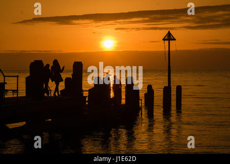 Aberystwyth Wales UK, giovedì 20 aprile 2017 UK Meteo: dopo un opaco e nebbioso per iniziare la giornata, il golden sun imposta spettacolarmente su acque calme di Cardigan Bay al largo a Aberystwyth sulla West Wales coast UK Photo credit: keith morris/Alamy Live News Foto Stock