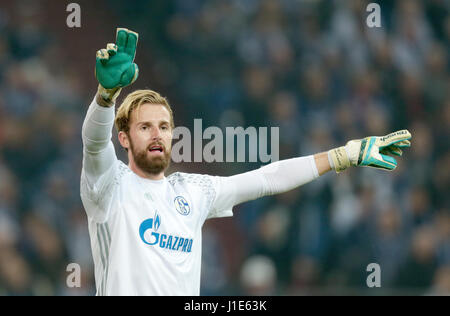 Gelsenkirchen (Germania). Xx Apr, 2017. Schalke il portiere Ralf Fahrmann punti con la sua mano durante la UEFA Europa League quarti di finale 2 gamba partita di calcio tra FC Schalke 04 e Ajax Amsterdam in la Veltins Arena di Gelsenkirchen, Germania, 20 aprile 2017. Foto: Ina Fassbender/dpa/Alamy Live News Foto Stock