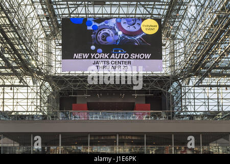 Manhattan, New York, Stati Uniti d'America. Xii Apr, 2017. Messaggio di ''NEW YORK AUTO SHOW, Centro Jaivts, Thru Apr 23, @citybuzzTEVENt'' mostra sul grande segno elettronico vicino al quarto piano soffitto del Javits Center durante il New York International Auto Show 2017, NYIAS, premere giorno. Credito: Ann Parry/ZUMA filo/Alamy Live News Foto Stock