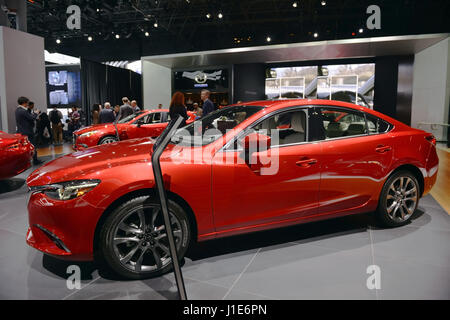 Manhattan, New York, Stati Uniti d'America. Xii Apr, 2017. 2017 Mazda6 Grand Touring in anima metallica rosso è in mostra presso il New York International Auto Show, NYIAS, durante la prima giornata della stampa al Javits Center. Credito: Ann Parry/ZUMA filo/Alamy Live News Foto Stock