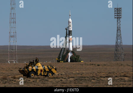 Cosmodromo di Baikonur. Xx Apr, 2017. In Russia la Soyuz MS-04 lander è visto prima di lanciare al cosmodromo di Baikonur in Kazakistan il 20 aprile 2017. In Russia il giovedì ha lanciato con successo la sua Soyuz MS-04 navicella spaziale che porta due astronauti sulla Stazione Spaziale Internazionale (ISS), lo Stato russo Space Corporation Roscosmos detto. Credito: Mikheev/Xinhua/Alamy Live News Foto Stock