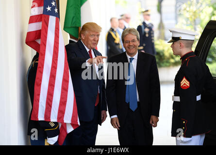 Washington, Stati Uniti d'America. Xx Apr, 2017. Stati Uniti Presidente Donald Trump (1L) accoglie favorevolmente Primo Ministro italiano Paolo Gentiloni (2 L) al momento del suo arrivo alla Casa Bianca di Washington, DC, Stati Uniti, il 20 aprile 2017. Credito: Yin Bogu/Xinhua/Alamy Live News Foto Stock