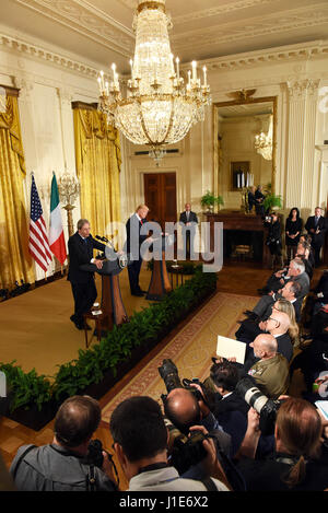 Washington, Stati Uniti d'America. Xx Apr, 2017. Stati Uniti Presidente Donald Trump (R) e il Primo Ministro italiano Paolo Gentiloni partecipare ad una conferenza stampa congiunta dopo il loro incontro alla Casa Bianca di Washington, DC, Stati Uniti, il 20 aprile 2017. Credito: Yin Bogu/Xinhua/Alamy Live News Foto Stock