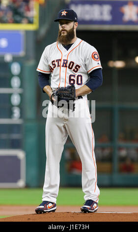 Houston, TX, Stati Uniti d'America. Xix Apr, 2017. Houston Astros a partire lanciatore Dallas Keuchel (60) sulla Montagnola durante la MLB gioco tra il Los Angeles Angeli e Houston Astros al Minute Maid Park a Houston, TX. John Glaser/CSM/Alamy Live News Foto Stock