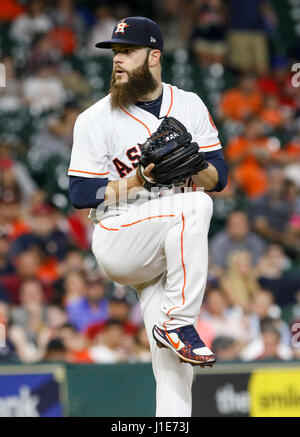 Houston, TX, Stati Uniti d'America. Xix Apr, 2017. Houston Astros a partire lanciatore Dallas Keuchel (60) eroga un passo durante la MLB gioco tra il Los Angeles Angeli e Houston Astros al Minute Maid Park a Houston, TX. John Glaser/CSM/Alamy Live News Foto Stock