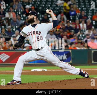 Houston, TX, Stati Uniti d'America. Xix Apr, 2017. Houston Astros a partire lanciatore Dallas Keuchel (60) eroga un passo durante la MLB gioco tra il Los Angeles Angeli e Houston Astros al Minute Maid Park a Houston, TX. John Glaser/CSM/Alamy Live News Foto Stock