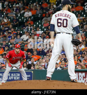 Houston, TX, Stati Uniti d'America. Xix Apr, 2017. Los Angeles Angels center fielder Mike Trote (27) porta off durante la MLB gioco tra il Los Angeles Angeli e Houston Astros al Minute Maid Park a Houston, TX. John Glaser/CSM/Alamy Live News Foto Stock