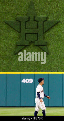 Houston, TX, Stati Uniti d'America. Xix Apr, 2017. Houston Astros secondo baseman Jose Altuve (27) prima di iniziare il gioco MLB tra il Los Angeles Angeli e Houston Astros al Minute Maid Park a Houston, TX. John Glaser/CSM/Alamy Live News Foto Stock