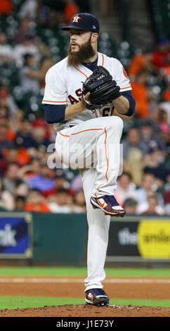 Houston, TX, Stati Uniti d'America. Xix Apr, 2017. Houston Astros a partire lanciatore Dallas Keuchel (60) eroga un passo durante la MLB gioco tra il Los Angeles Angeli e Houston Astros al Minute Maid Park a Houston, TX. John Glaser/CSM/Alamy Live News Foto Stock