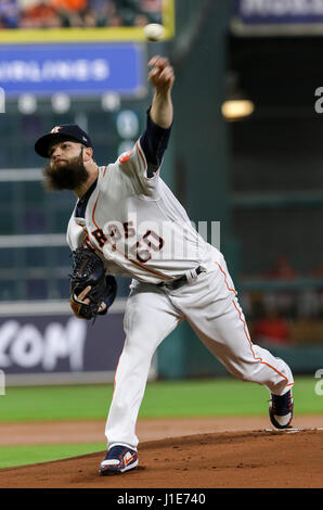 Houston, TX, Stati Uniti d'America. Xix Apr, 2017. Houston Astros a partire lanciatore Dallas Keuchel (60) eroga un passo durante la MLB gioco tra il Los Angeles Angeli e Houston Astros al Minute Maid Park a Houston, TX. John Glaser/CSM/Alamy Live News Foto Stock