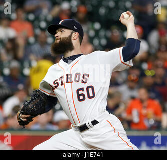 Houston, TX, Stati Uniti d'America. Xix Apr, 2017. Houston Astros a partire lanciatore Dallas Keuchel (60) eroga un passo durante la MLB gioco tra il Los Angeles Angeli e Houston Astros al Minute Maid Park a Houston, TX. John Glaser/CSM/Alamy Live News Foto Stock