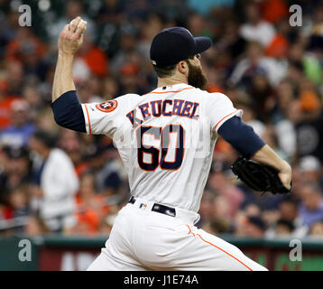 Houston, TX, Stati Uniti d'America. Xix Apr, 2017. Houston Astros a partire lanciatore Dallas Keuchel (60) eroga un passo durante la MLB gioco tra il Los Angeles Angeli e Houston Astros al Minute Maid Park a Houston, TX. John Glaser/CSM/Alamy Live News Foto Stock