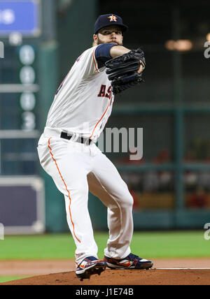 Houston, TX, Stati Uniti d'America. Xix Apr, 2017. Houston Astros a partire lanciatore Dallas Keuchel (60) eroga un passo durante la MLB gioco tra il Los Angeles Angeli e Houston Astros al Minute Maid Park a Houston, TX. John Glaser/CSM/Alamy Live News Foto Stock