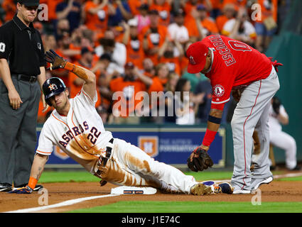 Houston, TX, Stati Uniti d'America. Xix Apr, 2017. Houston Astros diritto fielder Josh Reddick (22) chiama timeout dopo scivolare in terza dopo aver colpito un triplo nel primo inning durante la MLB gioco tra il Los Angeles Angeli e Houston Astros al Minute Maid Park a Houston, TX. John Glaser/CSM/Alamy Live News Foto Stock