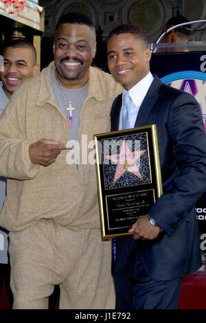 Los Angeles, CA, Stati Uniti d'America. Xvii gen, 2002. LOS ANGELES - Jan 17: Cuba Gooding Sr, Cuba Gooding Jr a Cuba Gooding Jr. cerimonia Star a Hollywood Walk of Fame su gennaio 17, 2017 a Los Angeles, CA Credito: Kathy Hutchins/via filo di ZUMA ZUMA/filo/Alamy Live News Foto Stock