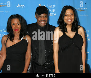 Los Angeles, CA, Stati Uniti d'America. 25 feb 2006. LOS ANGELES - 25 FEB: Cuba Gooding Sr e la moglie, figlia al 37th NAACP Image Awards a Shrine Auditorium di Febbraio 25, 2017 a Los Angeles, CA Credito: Kathy Hutchins/via filo di ZUMA ZUMA/filo/Alamy Live News Foto Stock