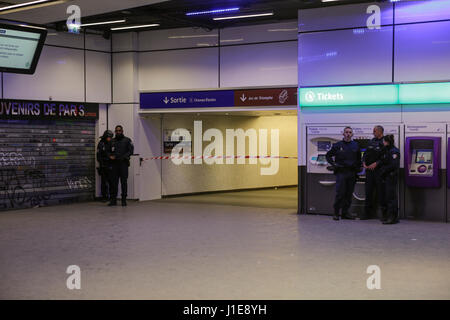 Parte del Charles de Gaulle - Etoile stazione della metropolitana vicino all'Arc de Triomphe è stato escluso da funzionari di polizia. La Champs-Elysées a Parigi è stato chiuso dalla polizia a seguito di un attacco terroristico che è costato la vita ad un funzionario di polizia. Foto: Cronos/Michael Debets Foto Stock