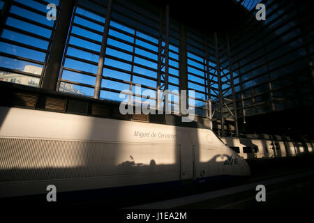 Madrid, Spagna. Xxi Aprile, 2017. AVE (spagnolo ad alta velocità) Treno 'MIGUEL de Cervantes' XXV anniversario presso la stazione di Atocha, Madrid, venerdì 21, Aprile 2017. Credito: Gtres Información más Comuniación on line, S.L./Alamy Live News Foto Stock