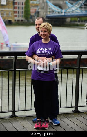 Tower Hotel, Londra, Regno Unito. Xxi Aprile 2017. Guide speciali photocall al di fuori del Tower Hotel. Foto: Sposa per essere Jackie Scully e lo sposo. Credito: Malcolm Park/Alamy Live News. Foto Stock