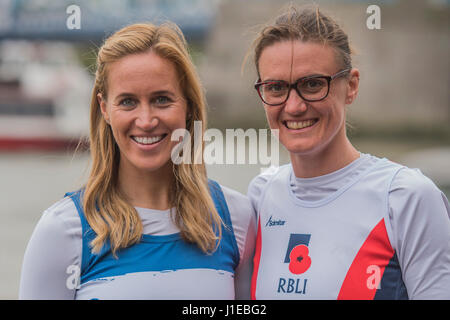 Londra, Regno Unito. Xxi Aprile, 2017. Heather Stanning e Helen Glover - guide speciali con un #ReasonToRun nel 2017 denaro VIRGIN LONDON MARATHON Credito: Guy Bell/Alamy Live News Credito: Guy Bell/Alamy Live News Foto Stock