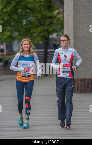 Londra, Regno Unito. Xxi Aprile, 2017. Heather Stanning e Helen Glover - guide speciali con un #ReasonToRun nel 2017 denaro VIRGIN LONDON MARATHON Credito: Guy Bell/Alamy Live News Credito: Guy Bell/Alamy Live News Foto Stock