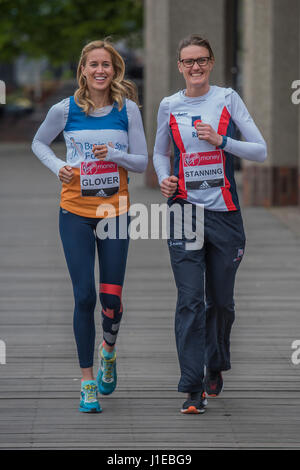 Londra, Regno Unito. Xxi Aprile, 2017. Heather Stanning e Helen Glover - guide speciali con un #ReasonToRun nel 2017 denaro VIRGIN LONDON MARATHON Credito: Guy Bell/Alamy Live News Credito: Guy Bell/Alamy Live News Foto Stock