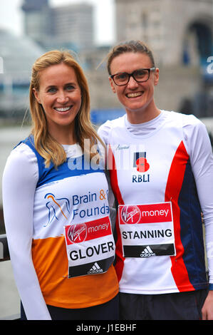 Londra, Regno Unito. Xxi Aprile, 2017. Doppio oro olimpico medallists Helen Glover e Heather Stanning a una vergine denaro maratona di Londra pre-gara photocall, Tower Hotel, Londra, Regno Unito. Credito: Michael Preston/Alamy Live News Foto Stock