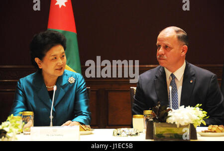 (170421) -- AMMAN, 21 aprile 2017 (Xinhua) -- Chinese Vice Premier Liu Yandong (L) soddisfa con Jordanian principe Faisal, il Regent, in Amman, Giordania, il 20 aprile 2017. La Cina e la Giordania sono inclini a rafforzare i legami in vari campi e di esplorare altre opportunità per una maggiore cooperazione, Cinese Vice Premier Liu Yandong detto qui giovedì.(Xinhua/Lin Xiaowei) (DTF) Foto Stock