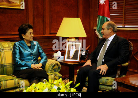 (170421) -- AMMAN, 21 aprile 2017 (Xinhua) -- Chinese Vice Premier Liu Yandong (L) soddisfa con giordana, Primo Ministro Hani Mulki in Amman, Giordania, il 20 aprile 2017. La Cina e la Giordania sono inclini a rafforzare i legami in vari campi e di esplorare altre opportunità per una maggiore cooperazione, Cinese Vice Premier Liu Yandong detto qui giovedì.(Xinhua/Lin Xiaowei) (DTF) Foto Stock