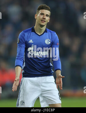 Gelsenkirchen (Germania). Xx Apr, 2017. UEFA Europa League, semifinali seconda gamba, FC Schalke 04 vs Ajax Amsterdam: Leon Goretzka (Schalke) gesti. Credito: Juergen schwarz/Alamy Live News Foto Stock