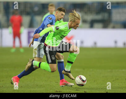 Gelsenkirchen (Germania). Xx Apr, 2017. UEFA Europa League, semifinali seconda gamba, FC Schalke 04 vs Ajax Amsterdam: Affrontare Leon Goretzka (Schalke, L) vs Kasper Dolberg (Ajax). Credito: Juergen schwarz/Alamy Live News Foto Stock