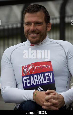 Londra, UK, 21 aprile 2017,Elite atleta di sedia a rotelle Kurt Fearnley assiste un photocall da Tower Bridge di Londra davanti alla VirginÊMoney maratona di Londra domenica 23 aprile 2017©Keith Larby/Alamy Live News Foto Stock