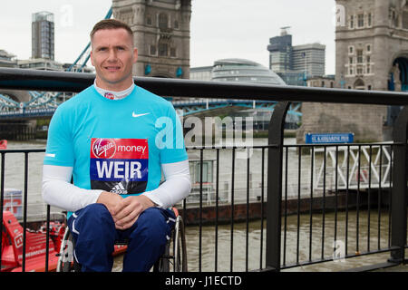 Londra, Regno Unito. Xxi Aprile, 2017. David Weir frequentando la carrozzella atleti foto chiamata per la Maratona di Londra vicino al Tower Bridge, London. Credito: Alan D Ovest/Alamy Live News Foto Stock