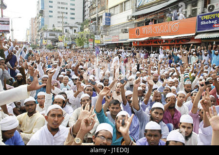 Dacca in Bangladesh. Xxi Aprile, 2017. I sostenitori del Bangladesh Islami Sashontantra Andolon gridare slogan come essi prende parte a un raduno di protesta chiedendo una signora giustizia statua dal Bangladesh corte suprema complesso a Dhaka, nel Bangladesh. Secondo il Bangladesh Islami Sashontantra Andolon la statua appare come dea greca Themis e il quale è non islamica. Credito: Suvra Kanti Das/ZUMA filo/Alamy Live News Foto Stock