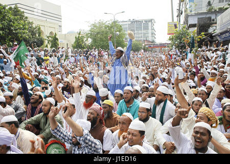 Dacca in Bangladesh. Xxi Aprile, 2017. I sostenitori del Bangladesh Islami Sashontantra Andolon gridare slogan come essi prende parte a un raduno di protesta chiedendo una signora giustizia statua dal Bangladesh corte suprema complesso a Dhaka, nel Bangladesh. Secondo il Bangladesh Islami Sashontantra Andolon la statua appare come dea greca Themis e il quale è non islamica. Credito: Suvra Kanti Das/ZUMA filo/Alamy Live News Foto Stock