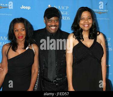 Los Angeles, CA, Stati Uniti d'America. Xx Apr, 2017. Cuba Gooding Sr e moglie, mia figlia (al trentasettesimo "Immagine NAACP Awards, Los Angeles, CA, 25 febbraio 2006) Retrospettiva per Cuba Gooding Suor retrospettiva, in memoriam, Los Angeles, CA il 20 aprile 2017. Credito: Priscilla concedere/Everett raccolta/Alamy Live News Foto Stock