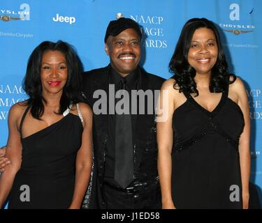 Los Angeles, CA, Stati Uniti d'America. Xx Apr, 2017. Cuba Gooding Sr e moglie, mia figlia (al trentasettesimo "Immagine NAACP Awards, Los Angeles, CA, 25 febbraio 2006) Retrospettiva per Cuba Gooding Suor retrospettiva, in memoriam, Los Angeles, CA il 20 aprile 2017. Credito: Priscilla concedere/Everett raccolta/Alamy Live News Foto Stock