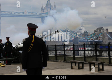 Torre di Londra. Londra, Regno Unito. Xxi Aprile, 2017. I soldati della Onorevole Compagnia di Artiglieria (HAC) un incendio 61 round gun salute presso la Torre di Londra, vicino al Tower Bridge per segnare la Sua Maestà la Regina Elisabetta II 91º compleanno. Credito: Dinendra Haria/Alamy Live News Foto Stock