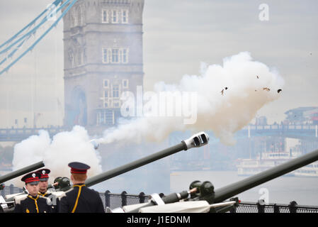 Torre di Londra, Londra, Regno Unito. Xxi Aprile 2017. Un 62 round salutiamo pistola per celebrare la regina 91º compleanno. Credito: Matteo Chattle/Alamy Live News Foto Stock