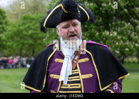 Windsor, Regno Unito. Xxi Aprile, 2017. Chris Brown, ufficiale Town Crier del Royal Borough of Windsor e Maidenhead, invita il pubblico a cantare "happy birthday" per la regina in anticipo della tradizionale 21-gun salute sulla lunga passeggiata vicino al Castello di Windsor in Windsor Great Park. Credito: Mark Kerrison/Alamy Live News Foto Stock